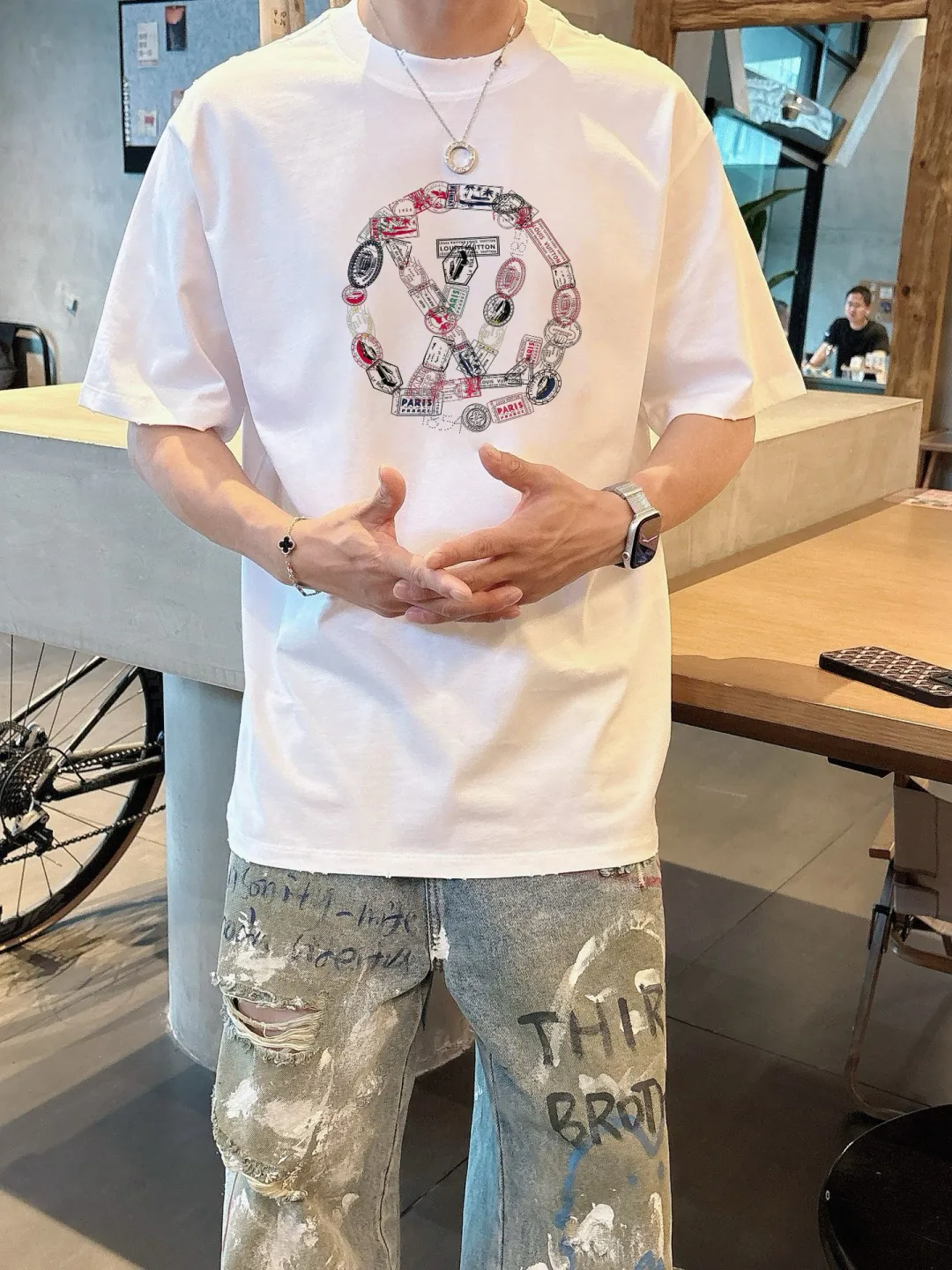 🅿️190 LV 2025 spring and summer new style debut counter, the latest short-sleeved round neck T-shirt, high-end customization, avant-garde and fashionable design! The brand logo emphasizes craftsmanship and is designed with high-end custom fabrics. Soft to the touch. Comfortable to wear. Exquisite stitching at the counter level. Fine workmanship. The upper body effect is incomparably handsome! A must-have item for a stylish man! 😇 Size: S-XXL